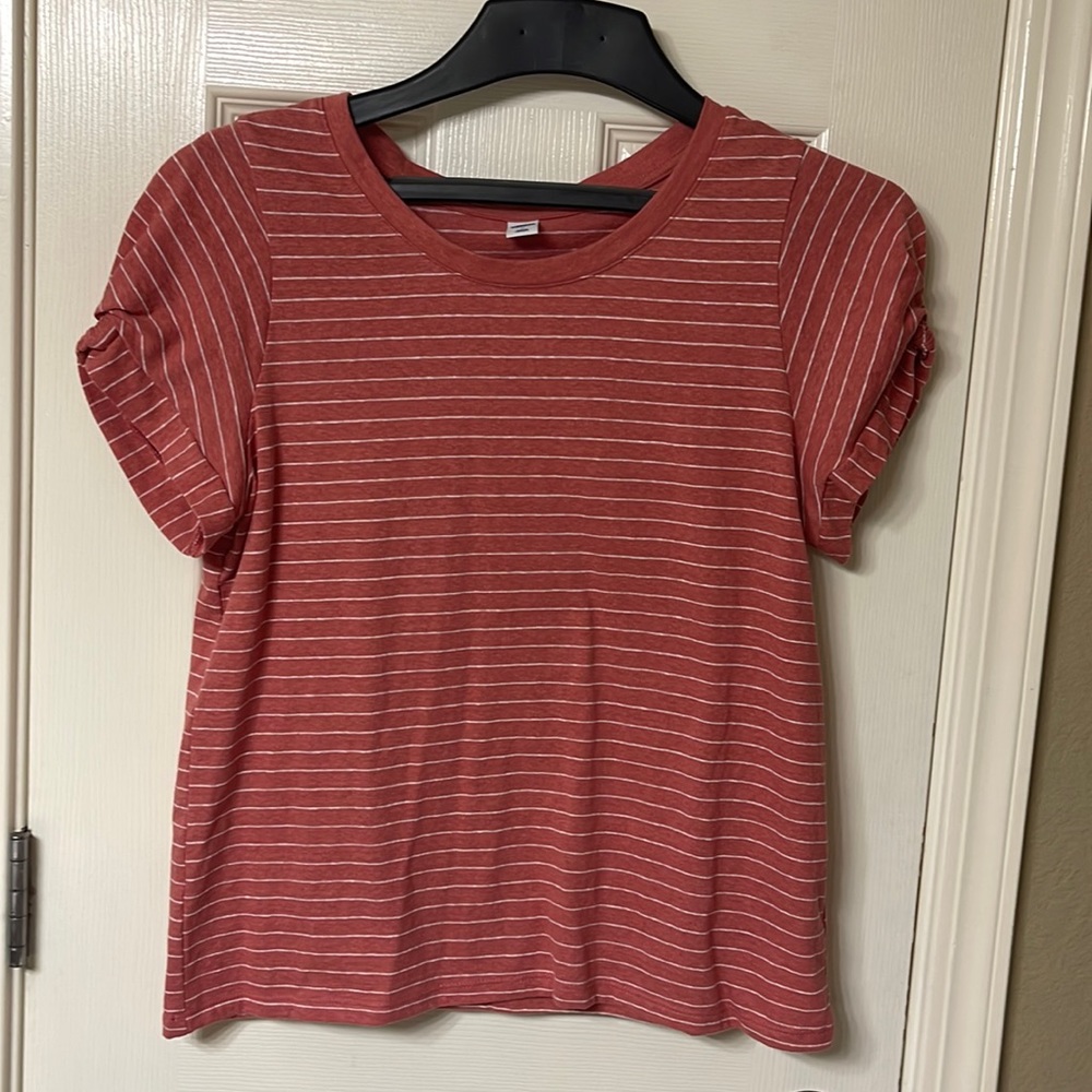 Cute Old Navy Cropped T-shirt w/ knotted sleeves